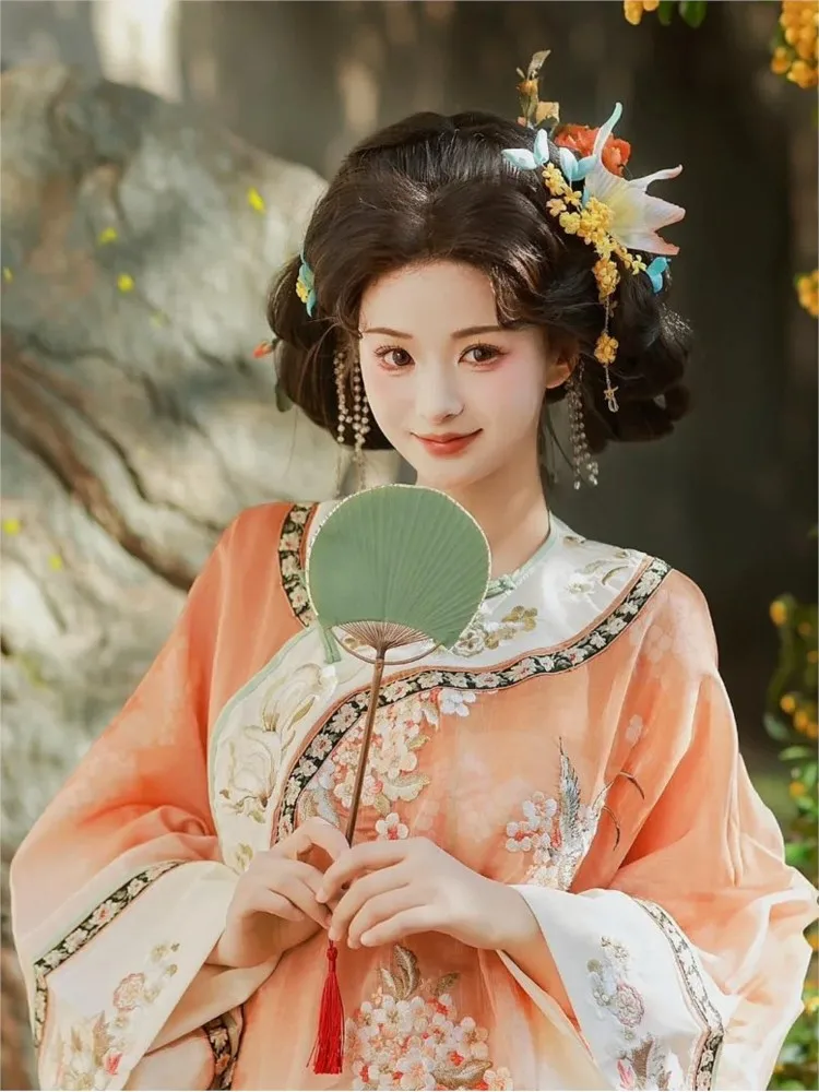 A Chinese-style evening dress for Han girl with round collar and slanted front set of ancient-style clothes young lady