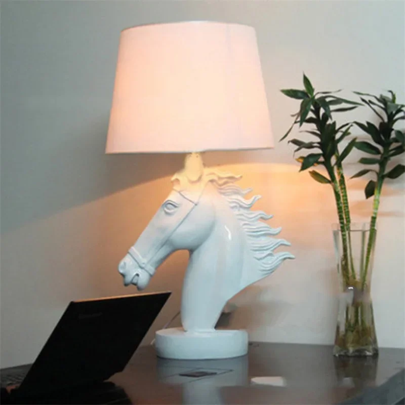 

Nordic Table Lamp LED Creative Vintage Resin Horse Head Shape Desk Lights for Home Living Room Bedroom Bedside Decor