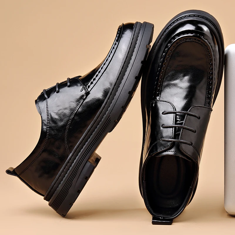 

Мужские кожаные туфли дерби. Классические и минималистичные стили. Деловая или офисная работа. Черные туфли на толстой подошве. Повседневная новинка на шнуровке.