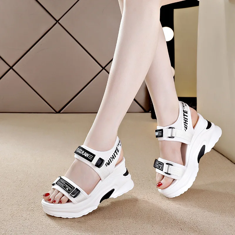 

Новые женские повседневные сандалии с низким верхом, дышащие, с дизайном «рыбий рот», каблук 8 см, модные, с сетчатой подкладкой, удобные, всесезонные.