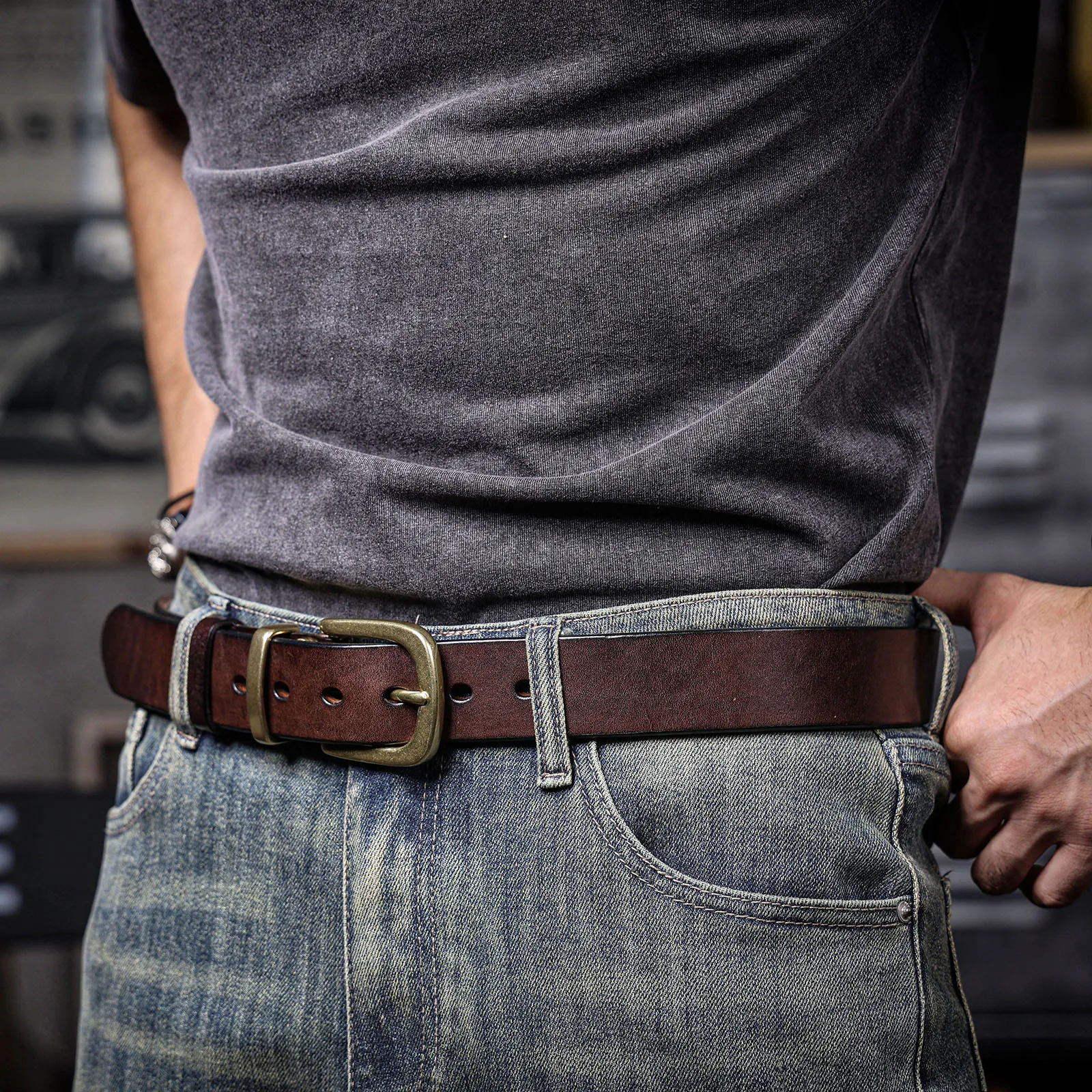 S.WORKER Klassischer dicker Herrengürtel aus echtem Leder, Messing-Dornschließe, vollnarbiges Rindsleder, Vintage-Freizeitgürtel für Jeans, mit Geschenkbox – Detail 5