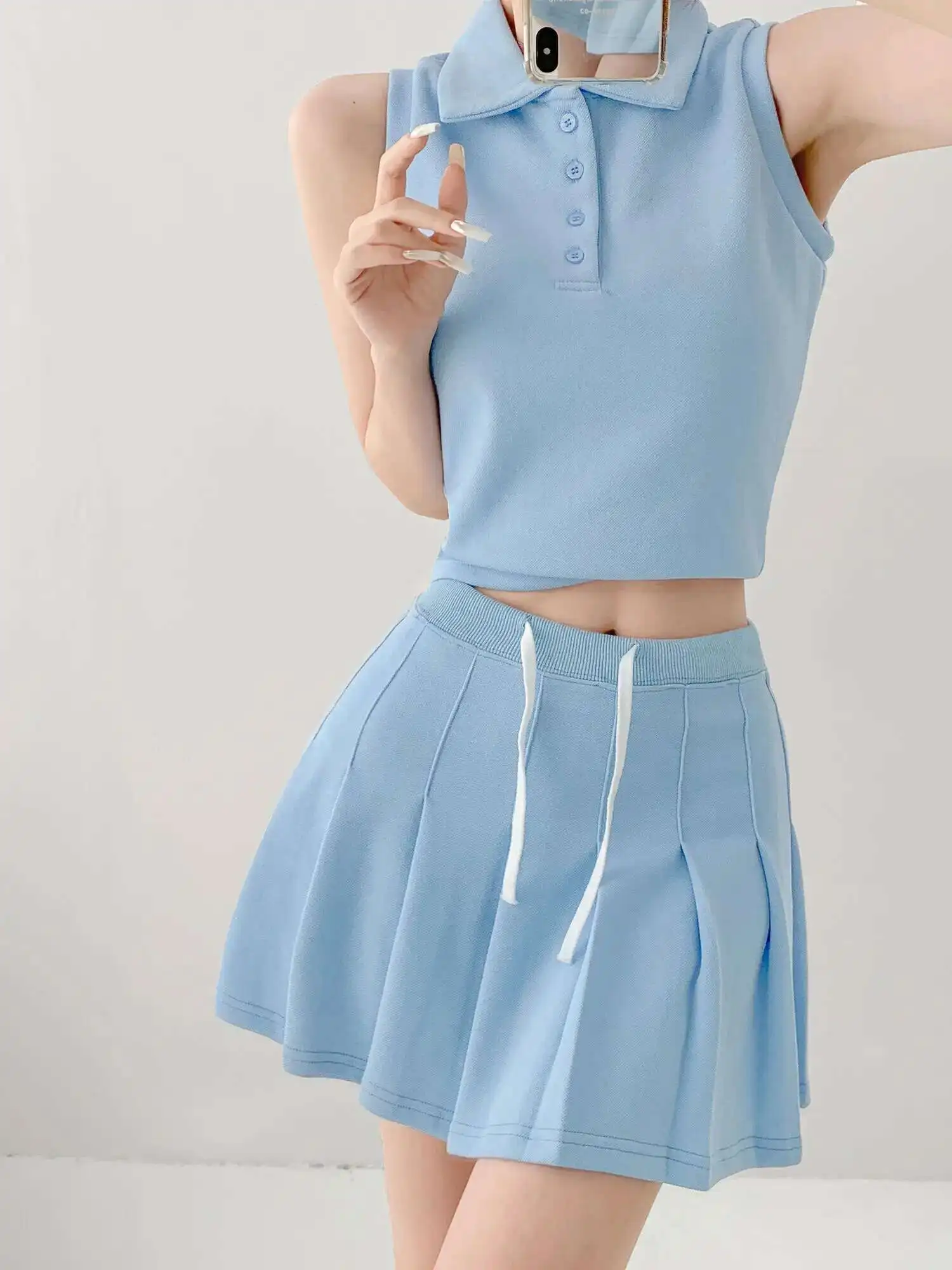 Atasan Pendek Tanpa Lengan Kancing Sebaris Kerah POLO Musim Panas 2024 Baru + Rok A-line Manis Pinggul Pembungkus Tali Dua Potong Set GYH5