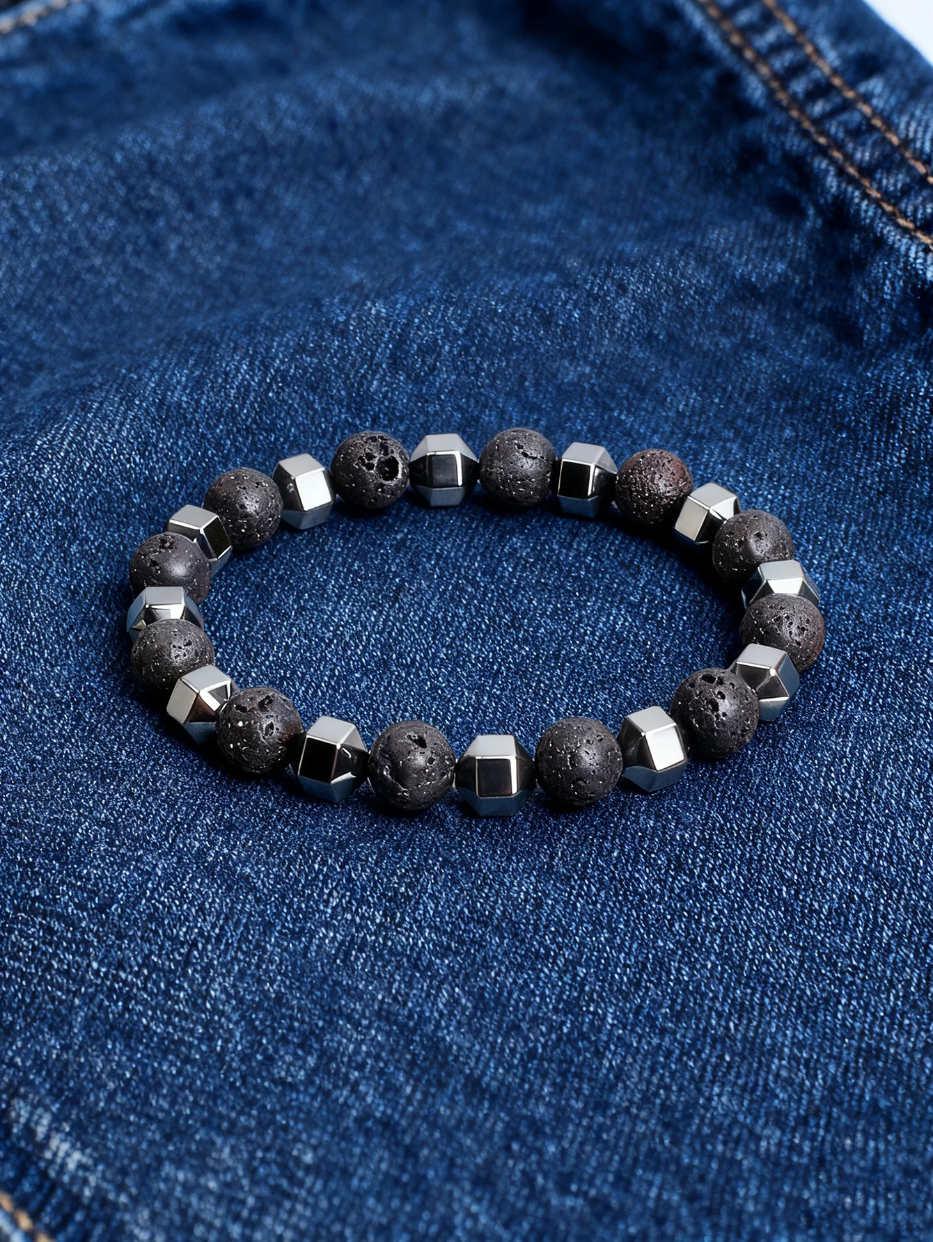 سوار من الحجر الطبيعي مع حجر لافا روك البركاني وخرز الهيماتيت الأوجه لحماية الحياة التأريض والشجاعة والمجوهرات