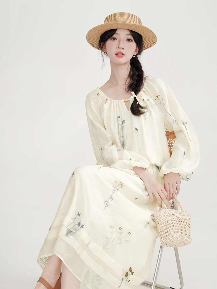 

Комплект из двух предметов с вышивкой: блузка с длинным рукавом и юбка с высокой талией. Весенний повседневный женский костюм.