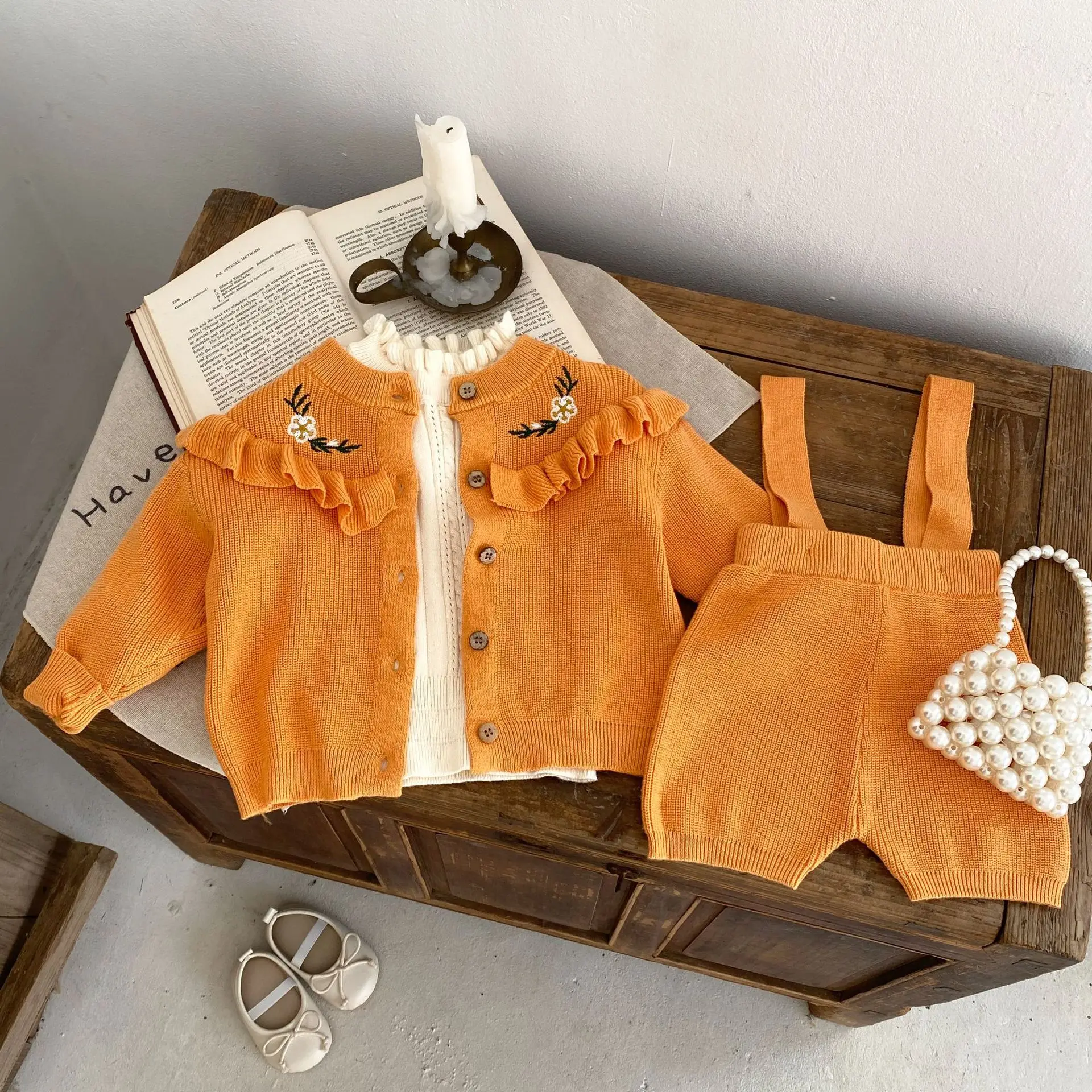 

Two piece set of spring and autumn clothing for baby girls and toddlers, with a ruffled jacket and suspender knit pants