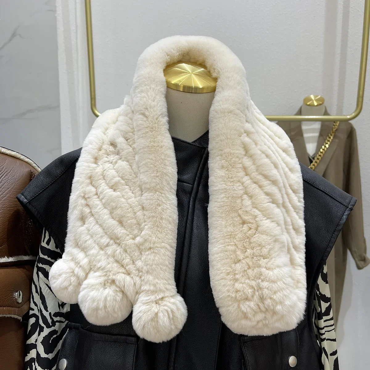 Echter Rex-Kaninchenfell-Schal für Damen, Winter, dick, warm, gestrickter Schal, doppelseitig, weicher Nackenwärmer, niedlicher Pompon-Kragen-Wickel. – Detail 4