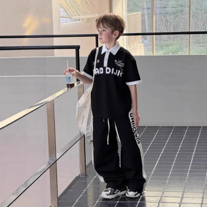 

Весенний комплект 2026: Новая детская одежда – стильный комплект из двух предметов для мальчиков: дышащая летняя рубашка с коротким рукавом и длинные брюки.