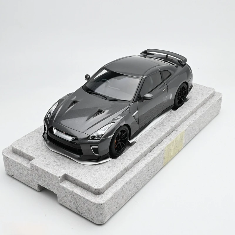 MotorHelix 1:18 Nissan GT-R R35 Track Edition Liga Modelo de brinquedo de abertura completa com motor detalhado Coleção de carros de corrida fundidos