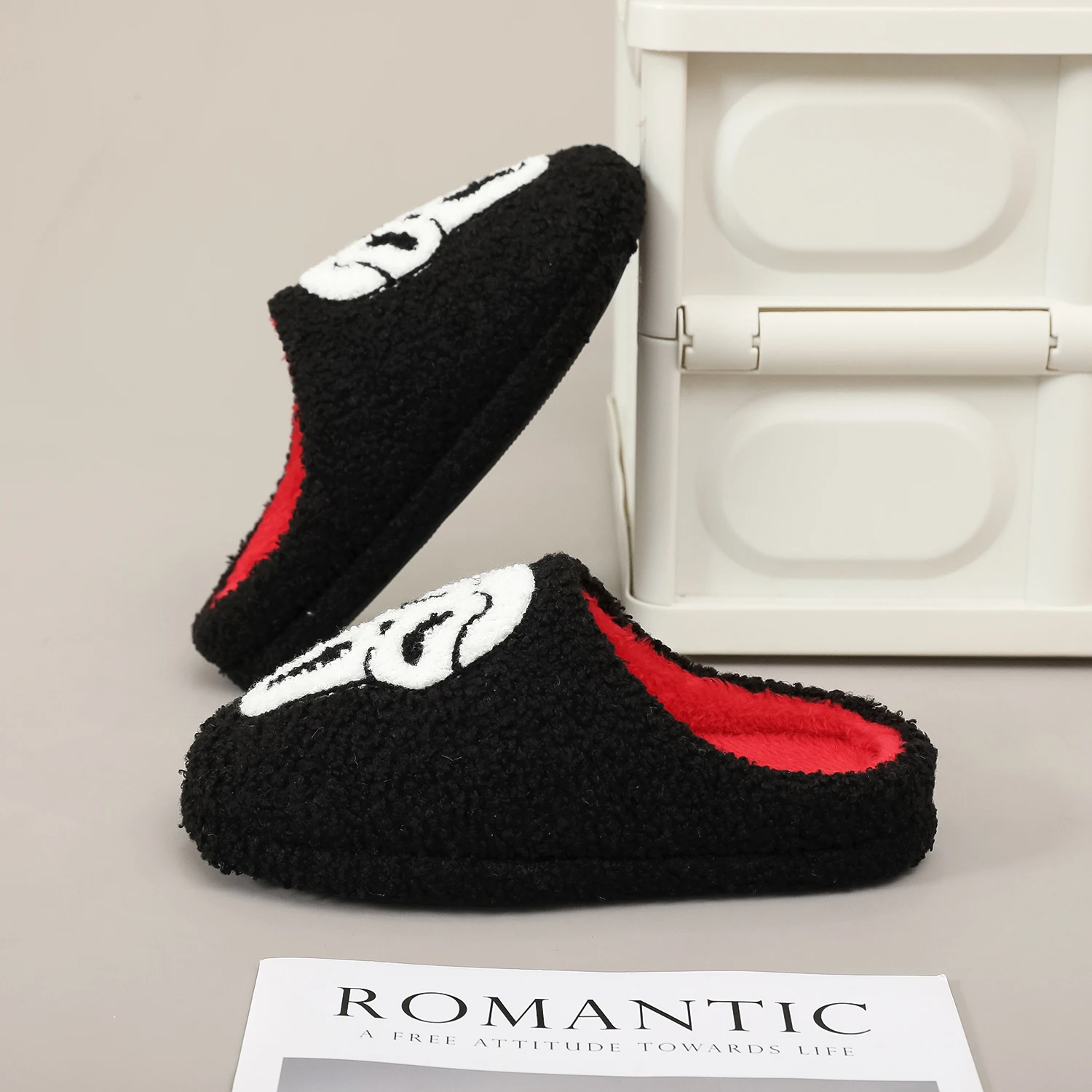 زوج من الجمجمة السوداء الرعب التطريز نمط أفخم المنزل لينة سوليد مريحة فروي النعال لطيف دافئ عدم الانزلاق شبشب منزل للرجال والنساء يمكن ارتداء الأحذية الصامتة خفيفة الوزن، الخيار الأول لهدايا عيد الهالوين وعيد الميلاد #3