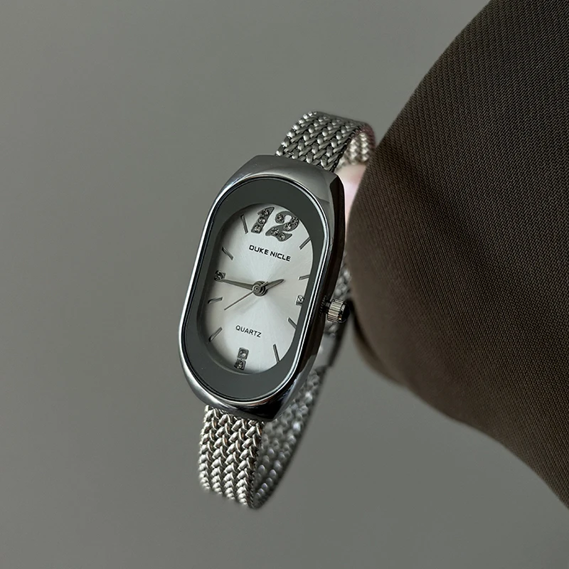 

Women's oval-shaped watch with a simple and elegant design, featuring a steel strap, a fashionable and understated retro style.