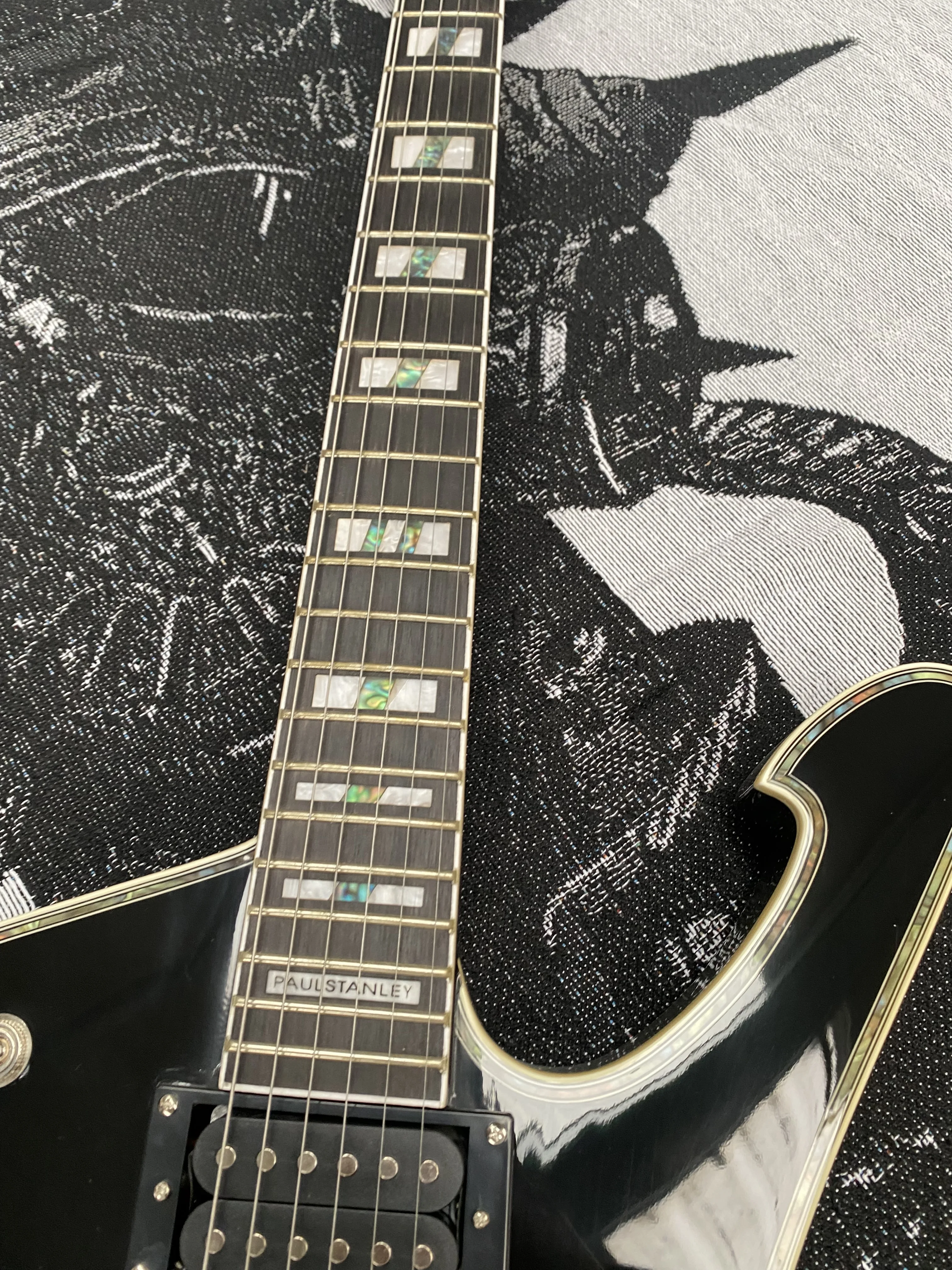 Guitarra Elétrica Espelhado de Preto Espelhado, Iceman Paul e Stanley Piquetes, Corpo com Chrome Hardware em Estilo, Frete Grátis