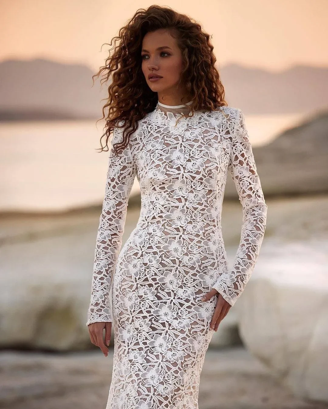 เซ็กซี่ชุดเดรสเมอร์เมดคอสูงแขนยาวชุดเจ้าสาว SHEER Backless ลูกไม้ Ruffles Sweep Train ชุดเจ้าสาวที่กําหนดเอง