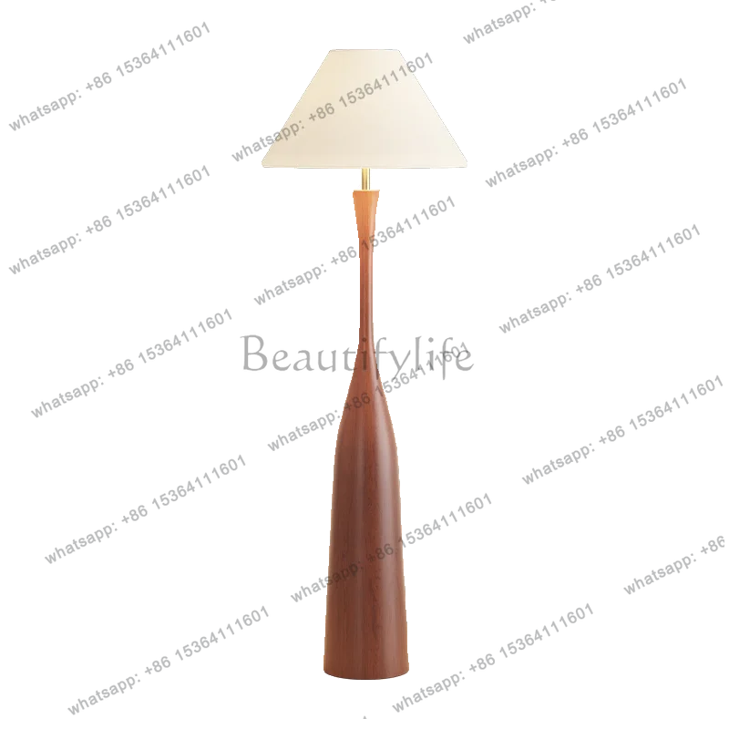 

Современный минималистичный диван для гостиной от пола до потолка рядом с декоративными украшениями, атмосферный дизайн, продвинутый смысл