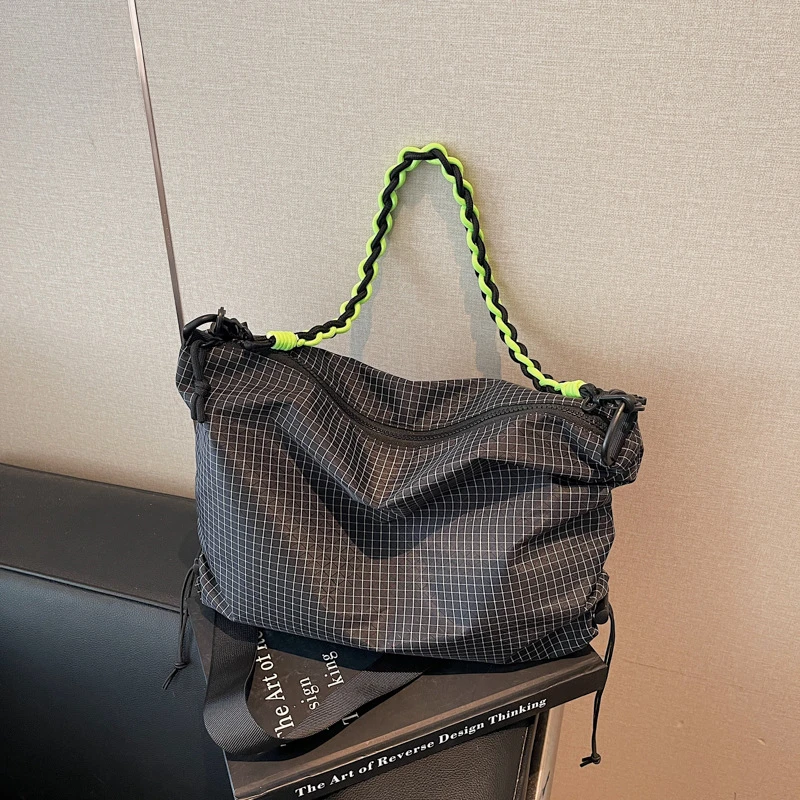 Lässige, karierte, wasserdichte Stoff-Umhängetasche, leichte Reisetasche für Damen, vielseitige Crossbody-Tasche – Detail 4
