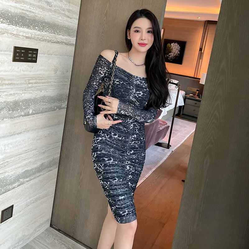 秋の新作レディース服セクシーなワンワードカラーオフショルダースリムフィットプリーツヒップラップレオパード柄ワンピース