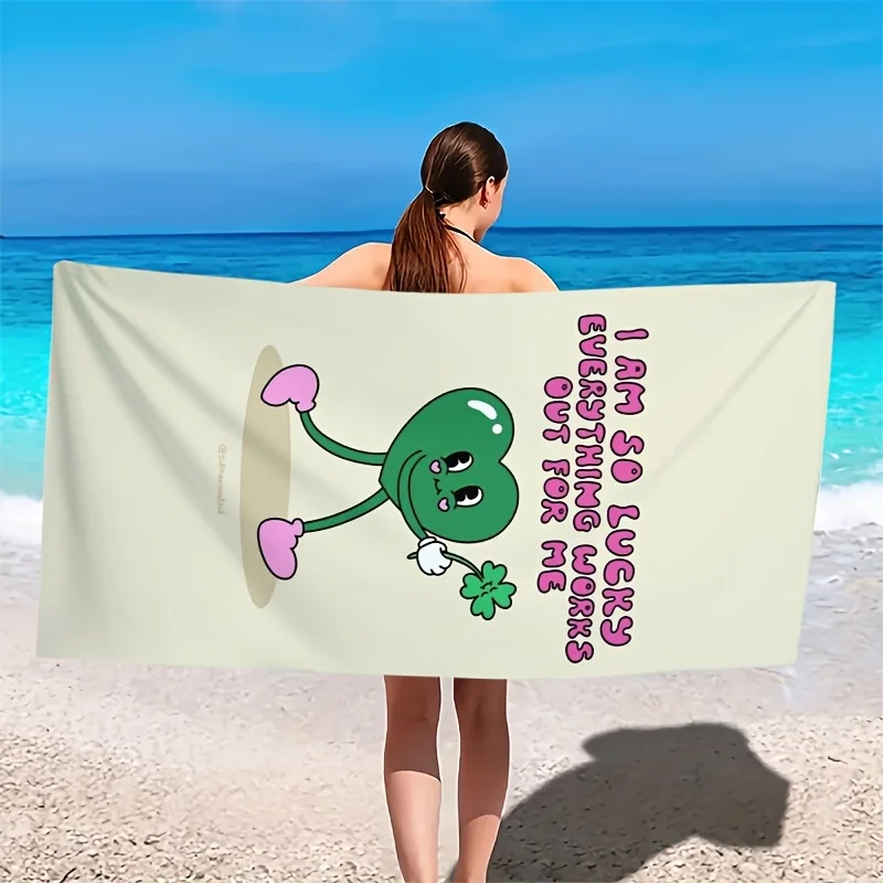 Toalla de playa con estampado de dibujos animados "Lucky Heart" – Diseño de trébol de cuatro hojas y corazón verde, de secado rápido, absorbente para uso en la playa y al aire libre