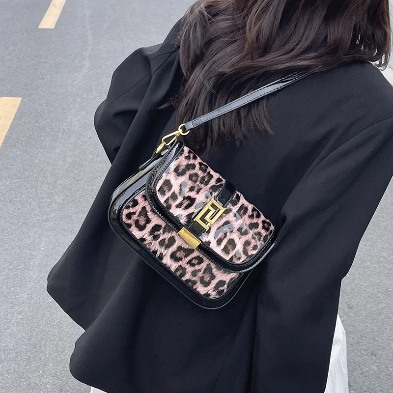 고품질 가죽으로 제작된 여성용 내구성 메신저 백, 핸즈프리 편의성을 위해 유명 디자이너가 제작한 크로스바디 캐리