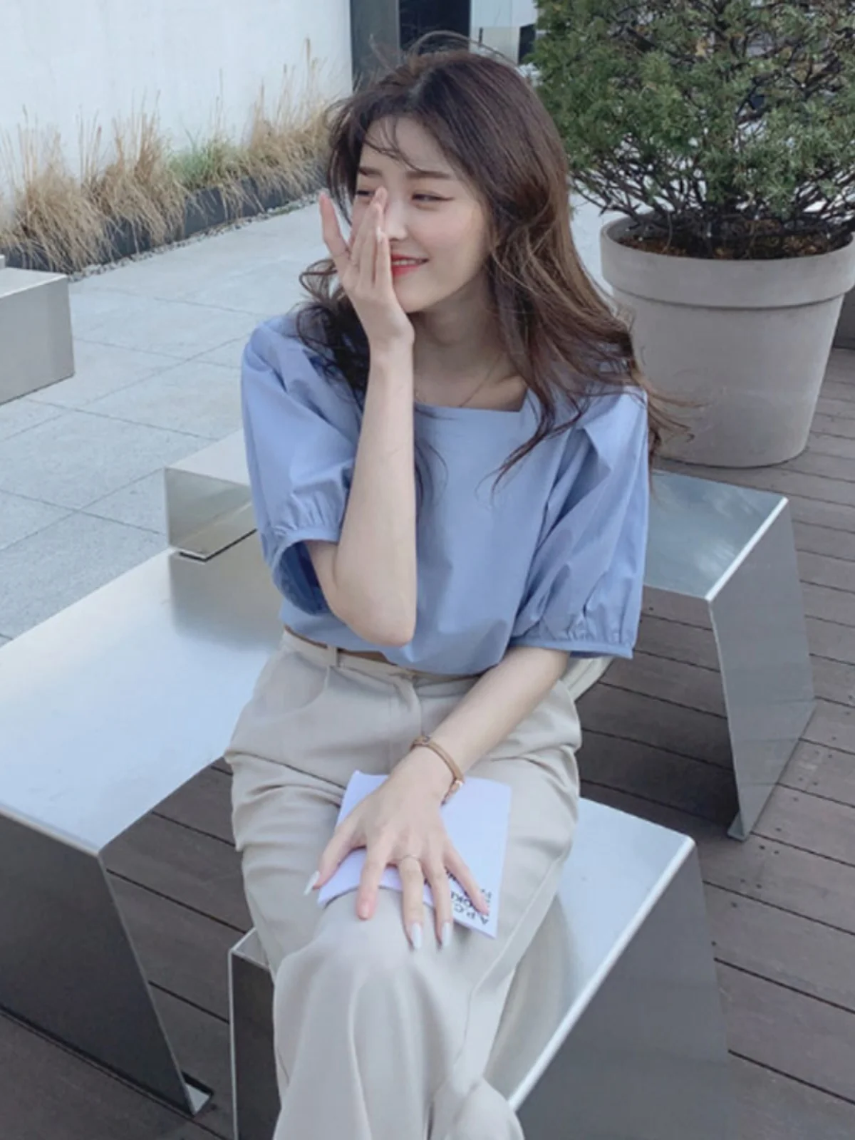 بلوزة نسائية أنيقة فضفاضة بياقة مربعة وأكمام واسعة، تصميم صيفي بسيط وعصري مع تفاصيل مجمعة، قميص أنيق للسيدات