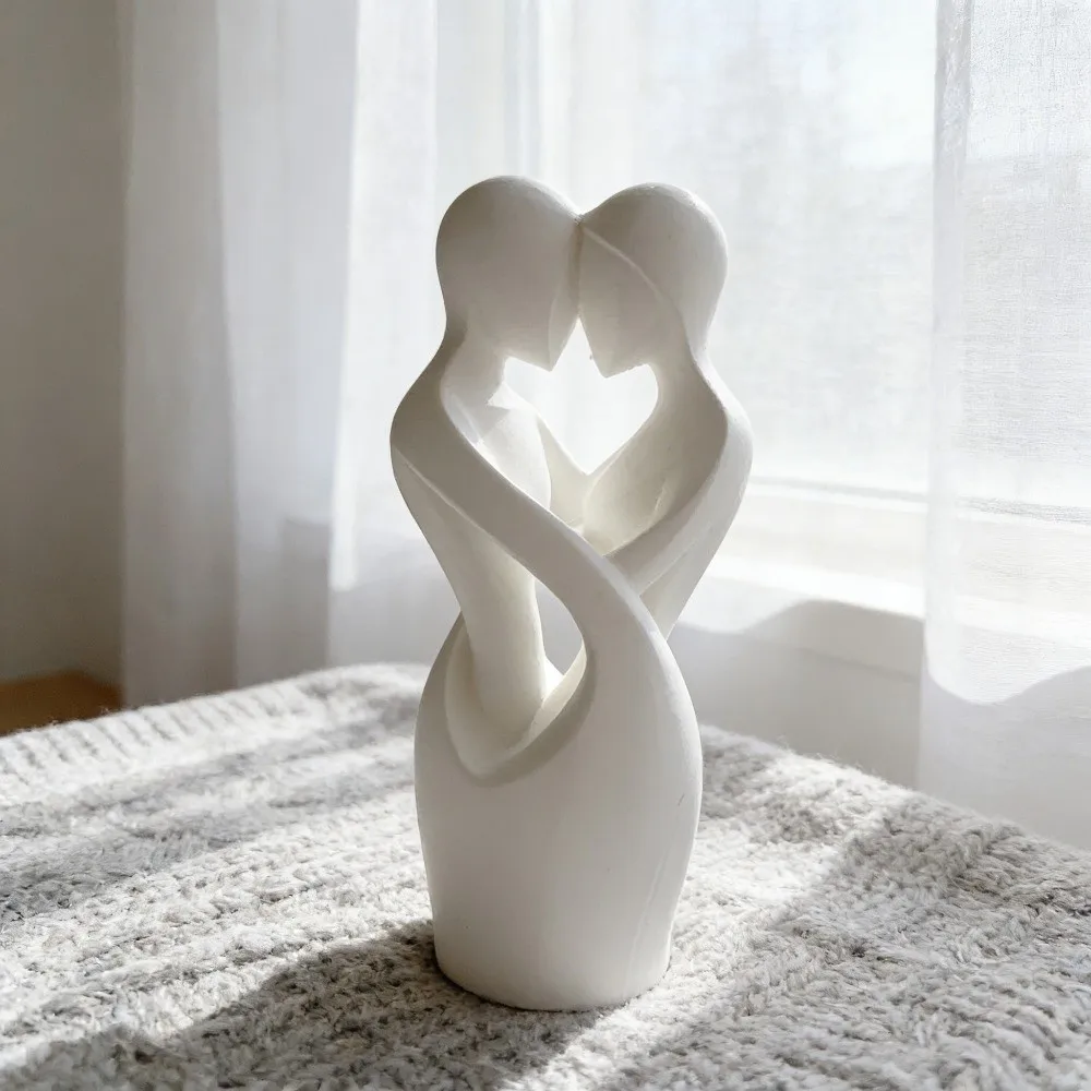 Romantic 3D Printed Embracing Couple Statues Plastic Abstract Couple Embracing Sculpture Creative Couple Figure Ornament