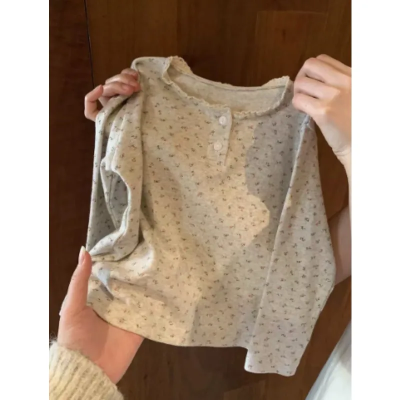 

Осень 2024, новый продукт, детская корейская версия с цветочным принтом, трикотажная нижняя рубашка для девочек, эластичный топ с длинными рукавами и кружевным воротником