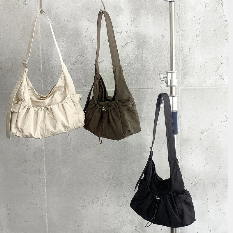 

Модная простая текстурированная сумка через плечо с шнурком. Стильная женская сумка через плечо. Повседневная повседневная и универсальная пригородная сумка.