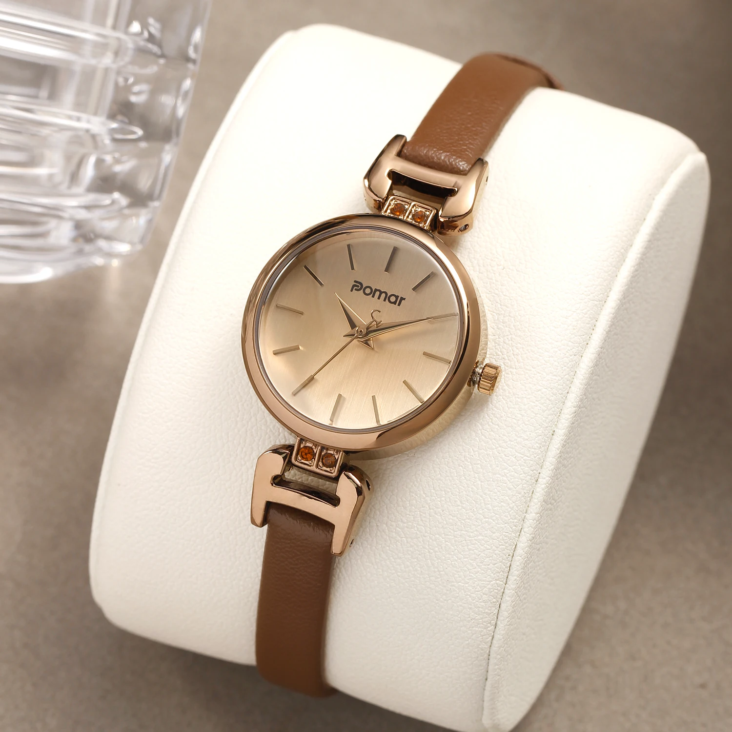 2025new ساعة نسائية أنيقة ريترو حزام من الجلد البني العتيقة النحاس الماس الديكور بسيط كوارتز مقاوم للماء ساعة نسائية
