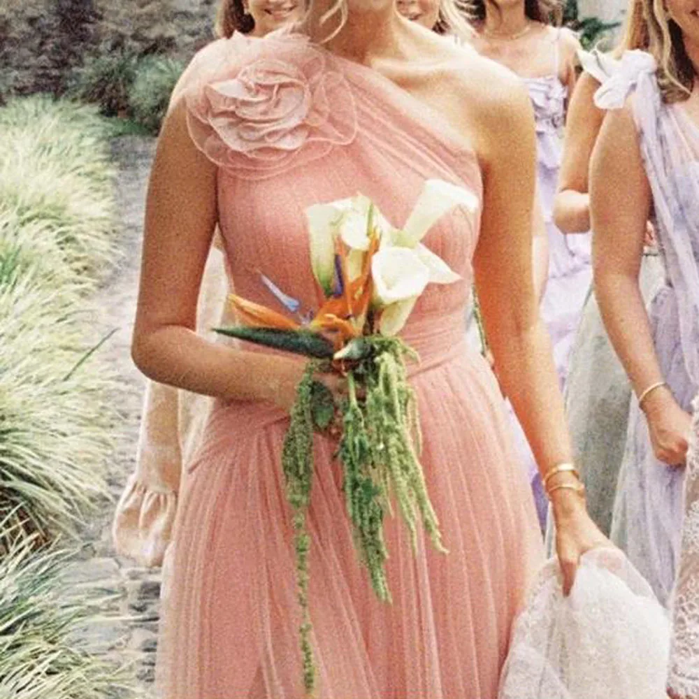 カスタマイズされたワンショルダー流れるようなブライズメイドドレス手作りフラワー自由奔放に生きる結婚式のゲストドレスプリーツチュールメイドオブオナードレス