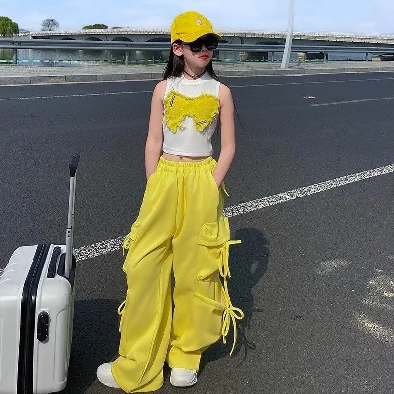 

Летний комплект для девочек 2026: стильный жилет с вышивкой бабочек и корейские брюки карго – эффектный повседневный уличный наряд для детей