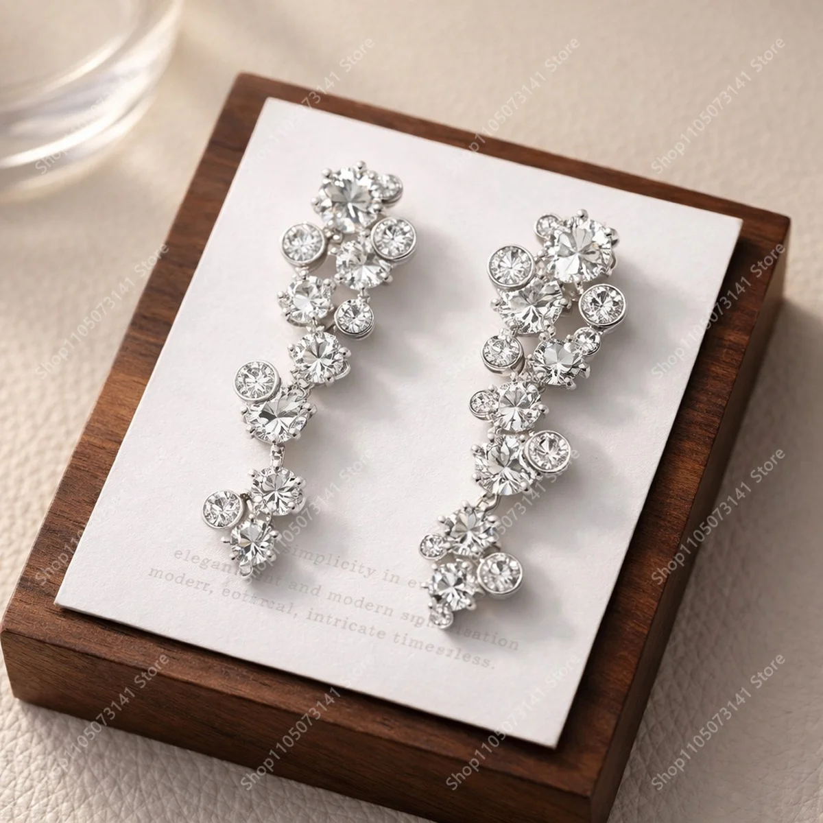 

Модные и роскошные серьги с цирконами и подвеской, идеально подходящие для свиданий и вечеринок — универсальный подарок на день рождения.