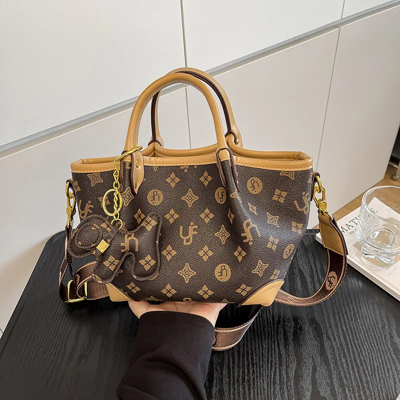 

Винтажная мини-сумка с монограммой 2025 года, нишевая женская сумка с верхней ручкой, сумка через плечо для пригородных поездок, минималистичная сумка «день-ночь»