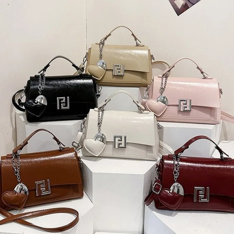 

Стильная городская сумка-кроссбоди из кожи: простой и элегантный дизайн, также подходит как шикарная и практичная сумка для подгузников.