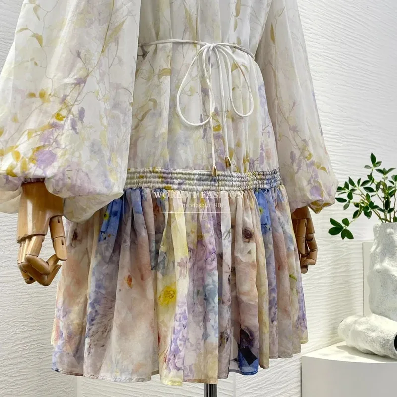 Sukienki damskie na jesień 2026, białe, z kwiatowym nadrukiem, rękawami typu lampion, długie rękawy, haftowane, mini.