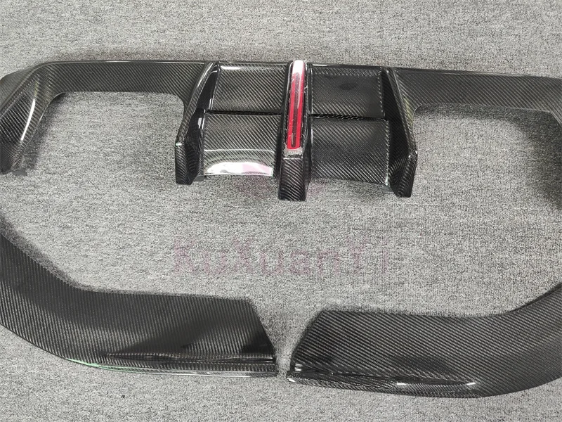 ألياف الكربون عالية الجودة على شكل حرف A مع الناشر الخلفي الخفيف لسيارات BMW M3 M4 G82 G83 طقم الجسم المصد الأمامي حافة التنانير الجانبية