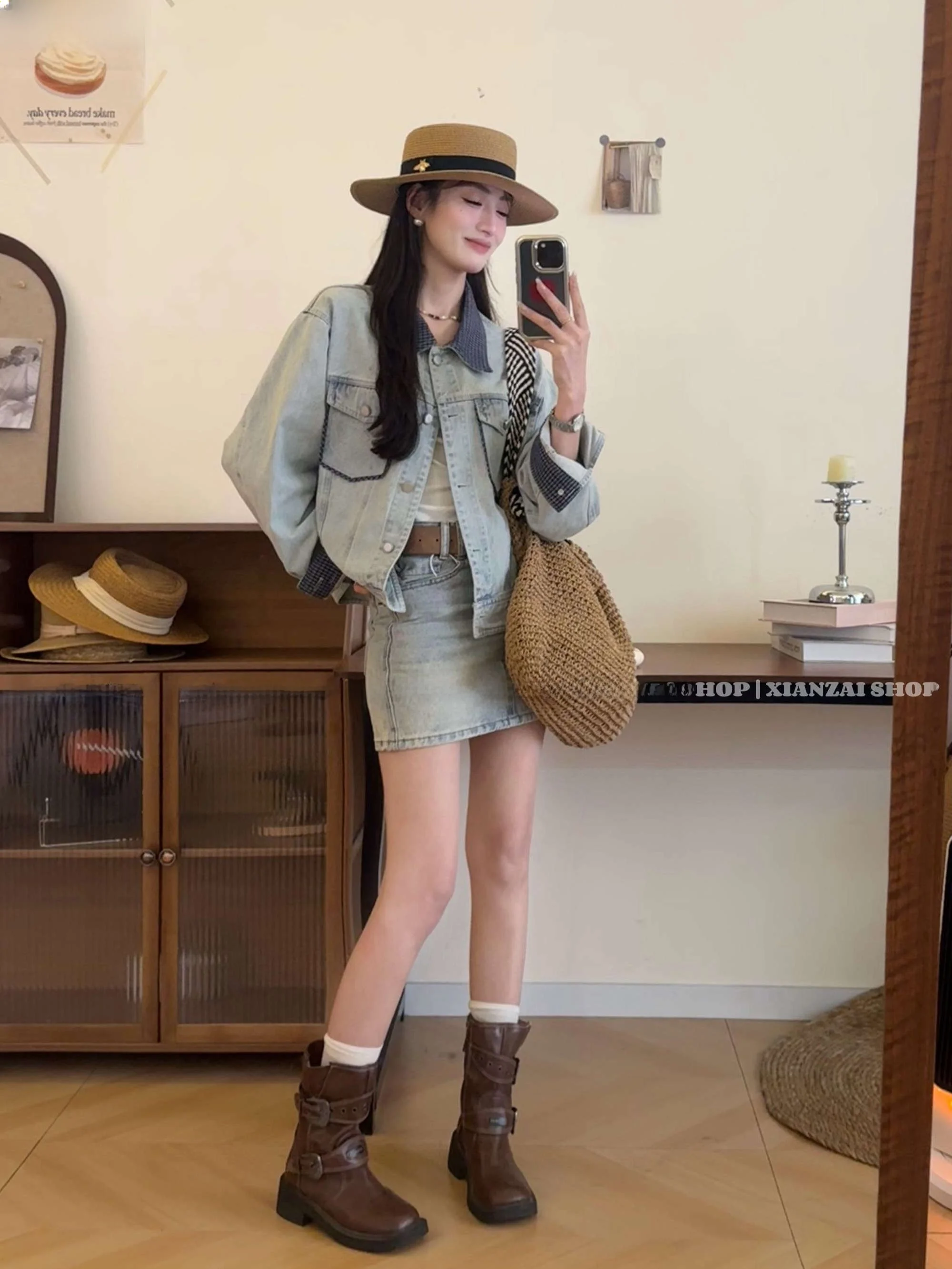 

Комплект из джинсовой куртки в стиле ретро с клетчатым узором, юбки, пояса и футболки. Модный женский хлопковый комплект на раннюю весну с длинным рукавом и воротником.