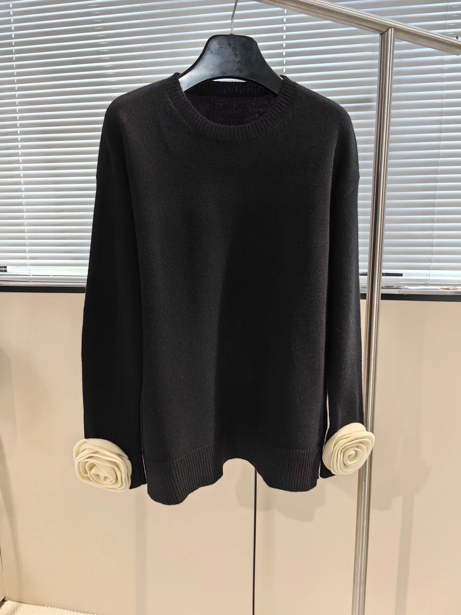 

2024 Spring/Summer New Women's Wear Black Three-Dimensional Decoration Rose Contrast Color Knitwear 409