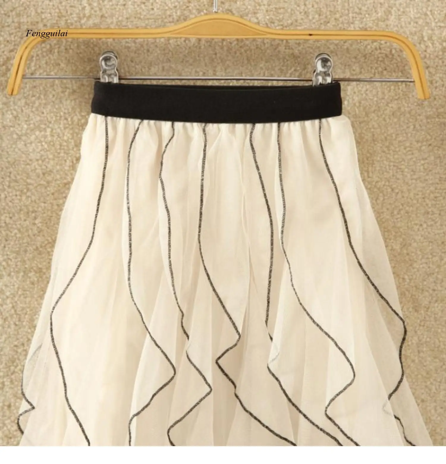 Wavy Patterned Netted Half-Length Skirt for Women In Summer, with A Waistline and Frilly Edges At The Hem.