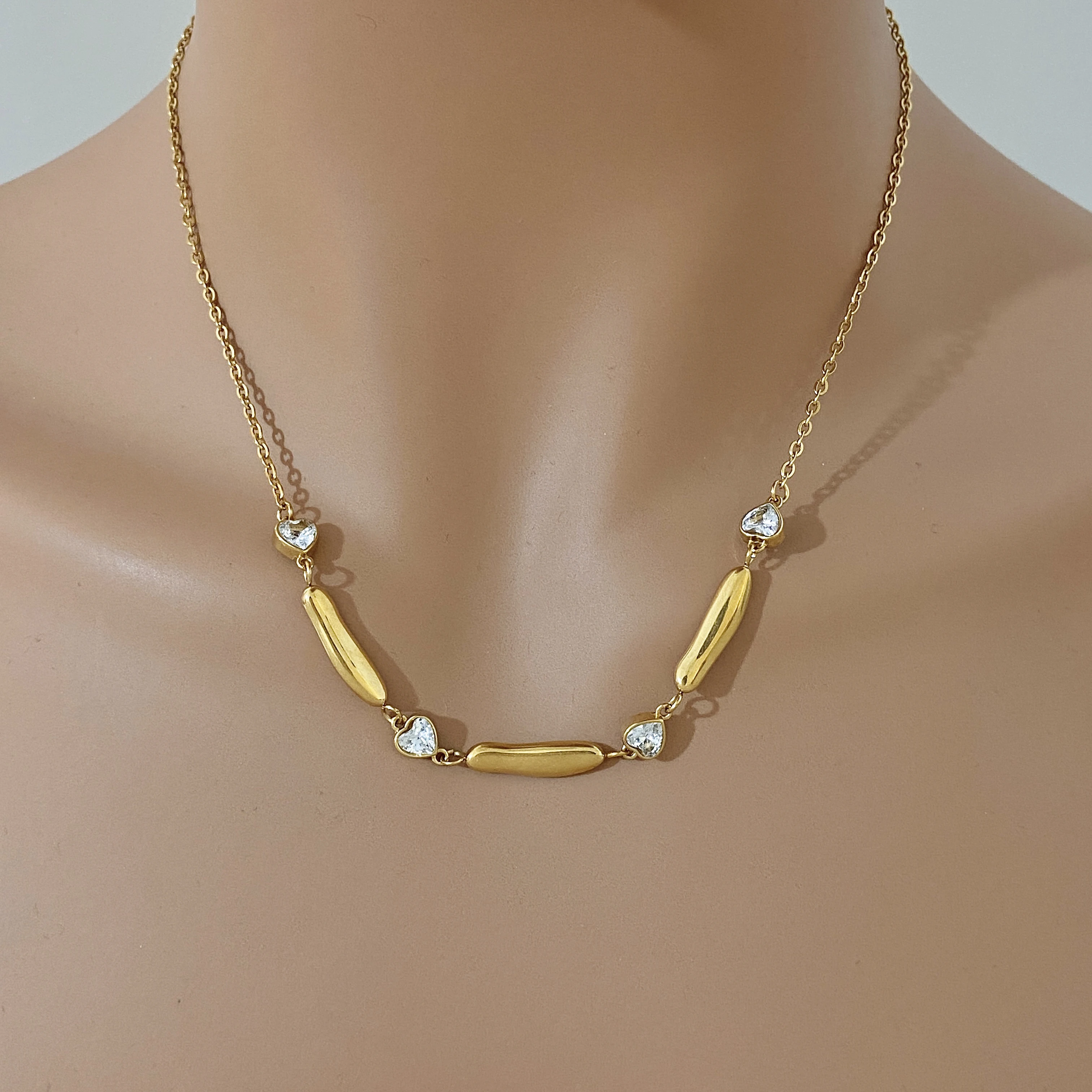 AENSOA Damen Halskette aus Edelstahl in Goldfarbe, lange, zierliche Halskette mit Herz-Zirkon-Verzierung, klassisches Schmuckstück für Partys, Geschenk. – Detail 3