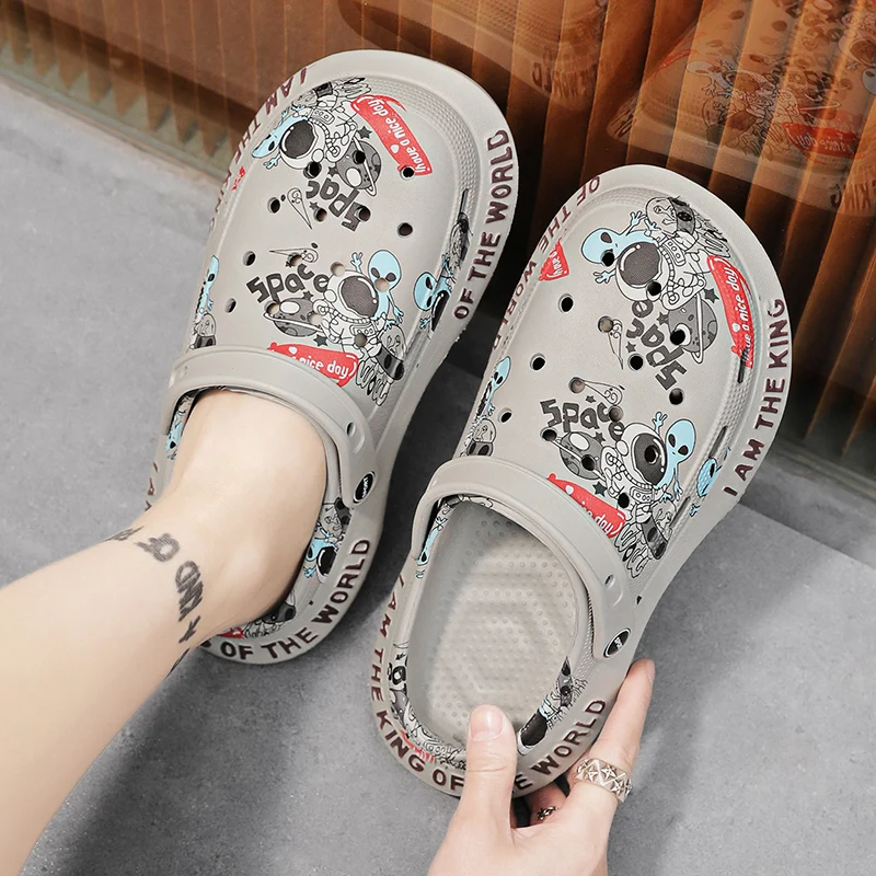 2024 Summer New Men\'s Slippers Outdoor Garden Clogs Male Casual Shoes Fashion Luxury Sandals Comfort Home Soft Slippers 39-45