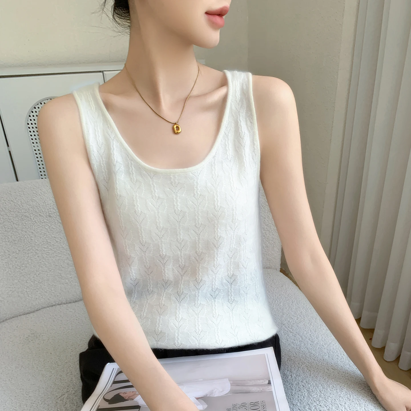 

Autumn Winter New Style Women's Cashmere Knitted Vest Solid Color Comfortable Soft Fashionable Commuting Sleeveless Top