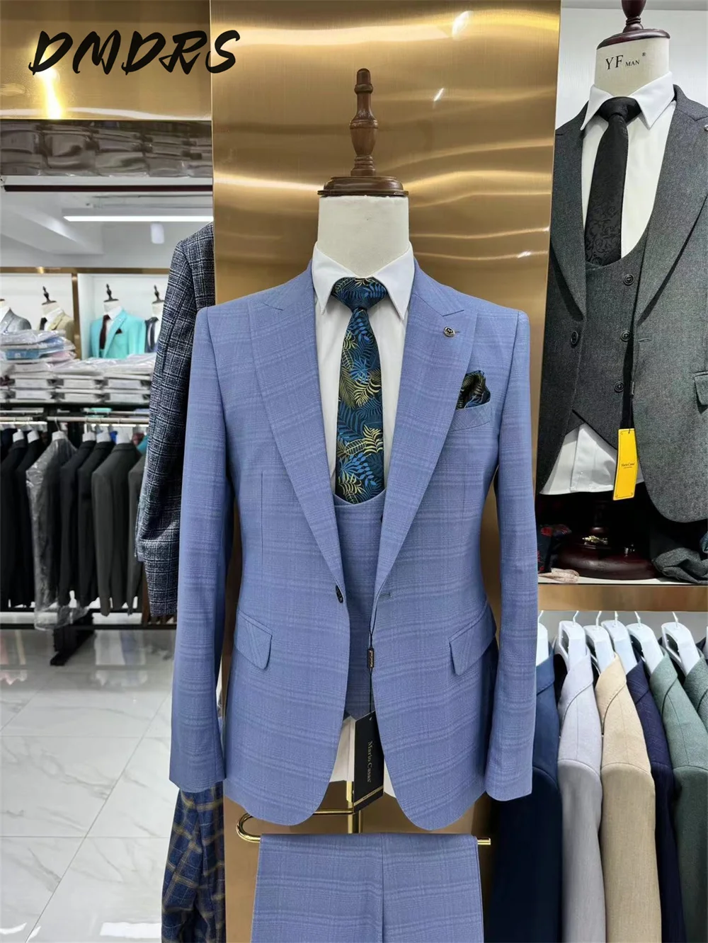 Premium Plaid Men's Suit Set-up for Traditional Office Talks. Magnificent Suit Intriguing Single Breasted Wedding Display Host