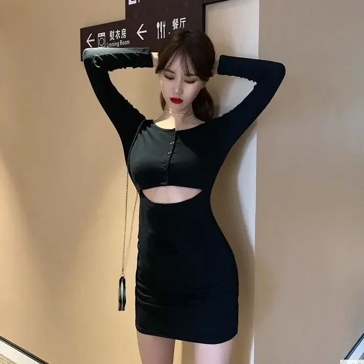 Abito scavato con gonna sui fianchi coperta sull'ombelico, manica lunga, vita slim fit