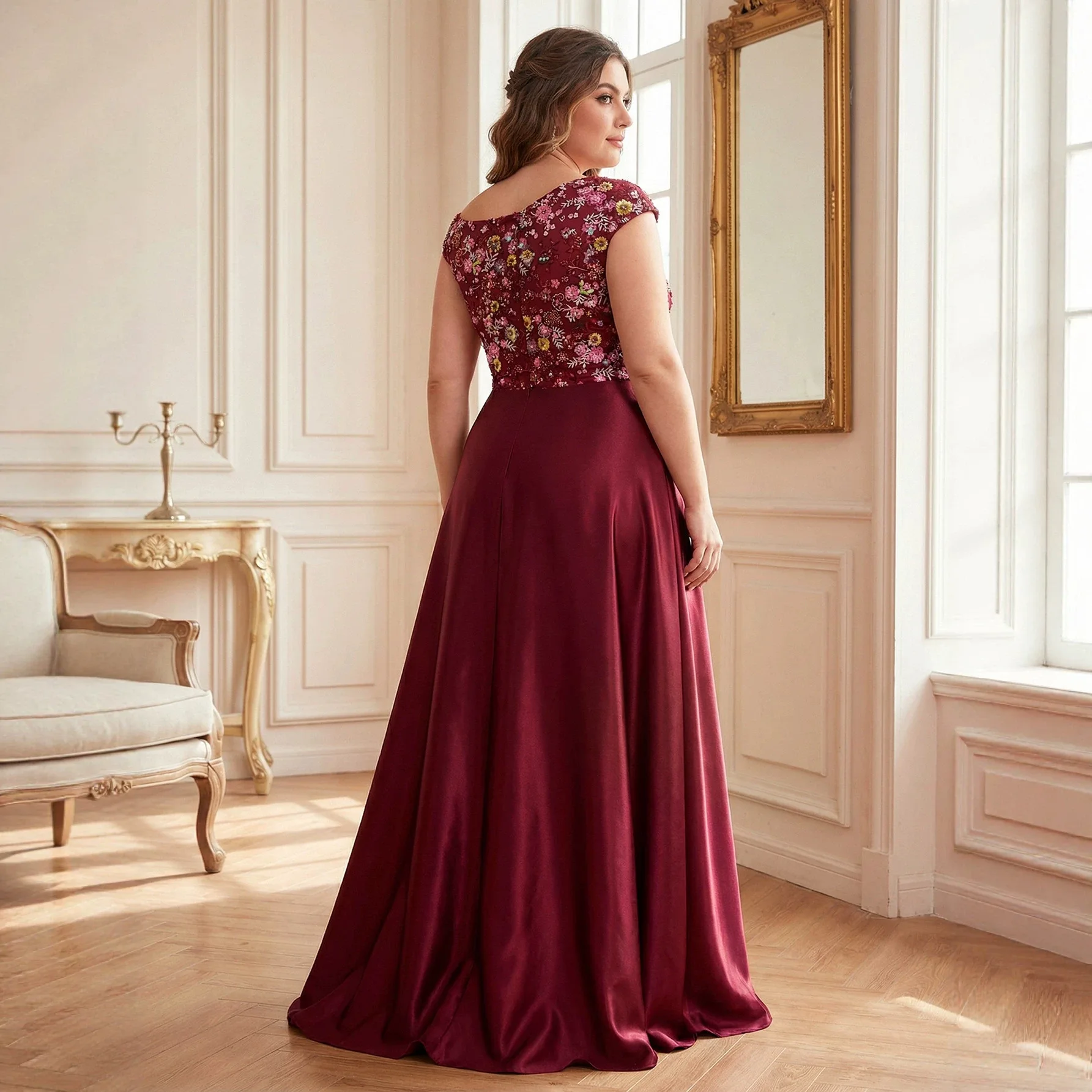 Abito lungo in raso bordeaux taglie forti con ricamo floreale, scollo a barchetta, maniche a cappuccio, vita arricciata, linea ad A fluida, per la madre della sposa, da sera