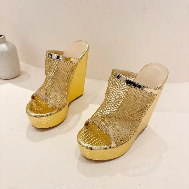 

Летние женские шлепанцы на танкетке 14 см с дышащей сеткой, модные сандалии на платформе с открытым носком золотого, серебряного цвета на высоком каблуке, женская обувь