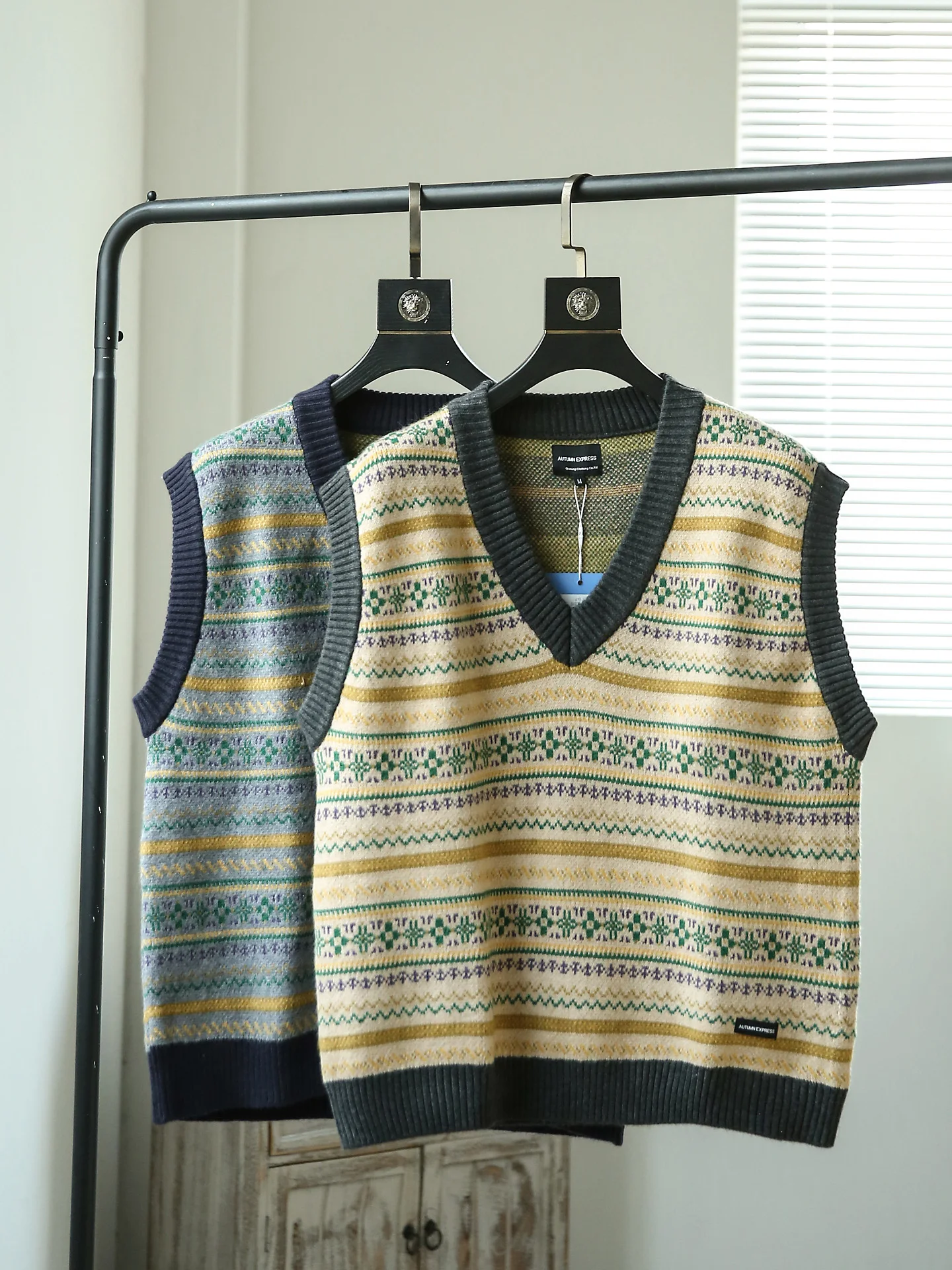 

Свободный вязаный жилет с V-образным вырезом в американском ретро-стиле, молодежный, модный, зимний, повседневный, с цветочной вышивкой и сплошным принтом