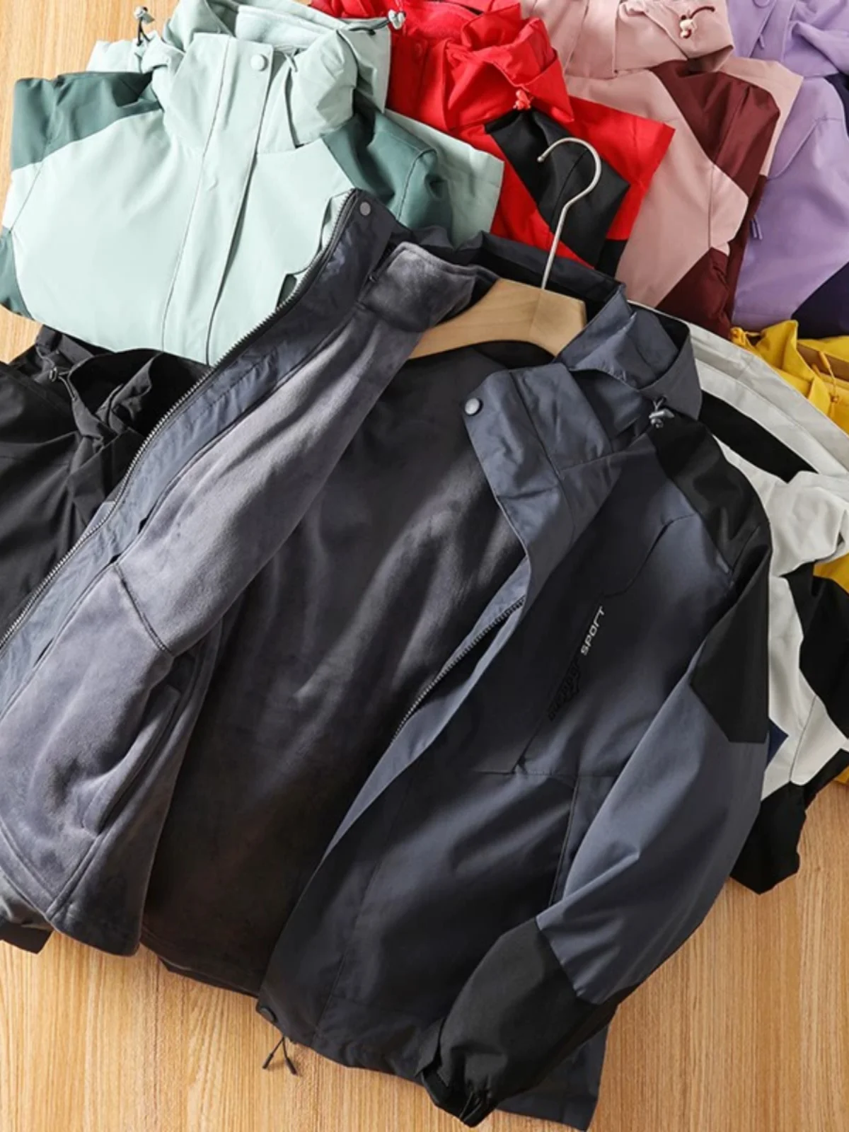 

Утепленный ветрозащитный водонепроницаемый комплект из куртки и брюк для активного отдыха, с отстегивающимся капюшоном, для пар, модный, с воротником-стойкой