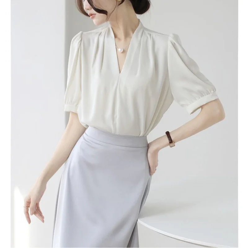 2023 New Summer French Drop Commuting Simple Professional Foreigner Style V-Neck Pearl Chain Short Sleeve Solid Color Shirt