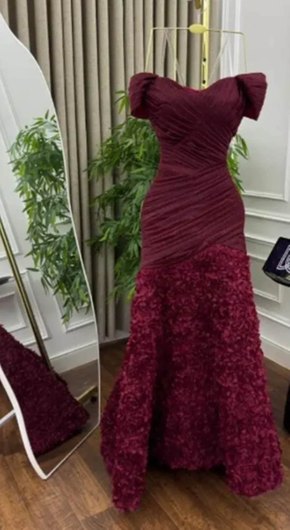 ชุดเดรสยาวแบบเปิดไหล่ งานเย็บมือ แต่งดอกไม้ทรงกลม ผ้าเจอร์ซีย์จีบ คุณภาพสูง ดีไซน์คลาสสิก หรูหรา สำหรับงานพรอม  สามารถสั่งตัดได้