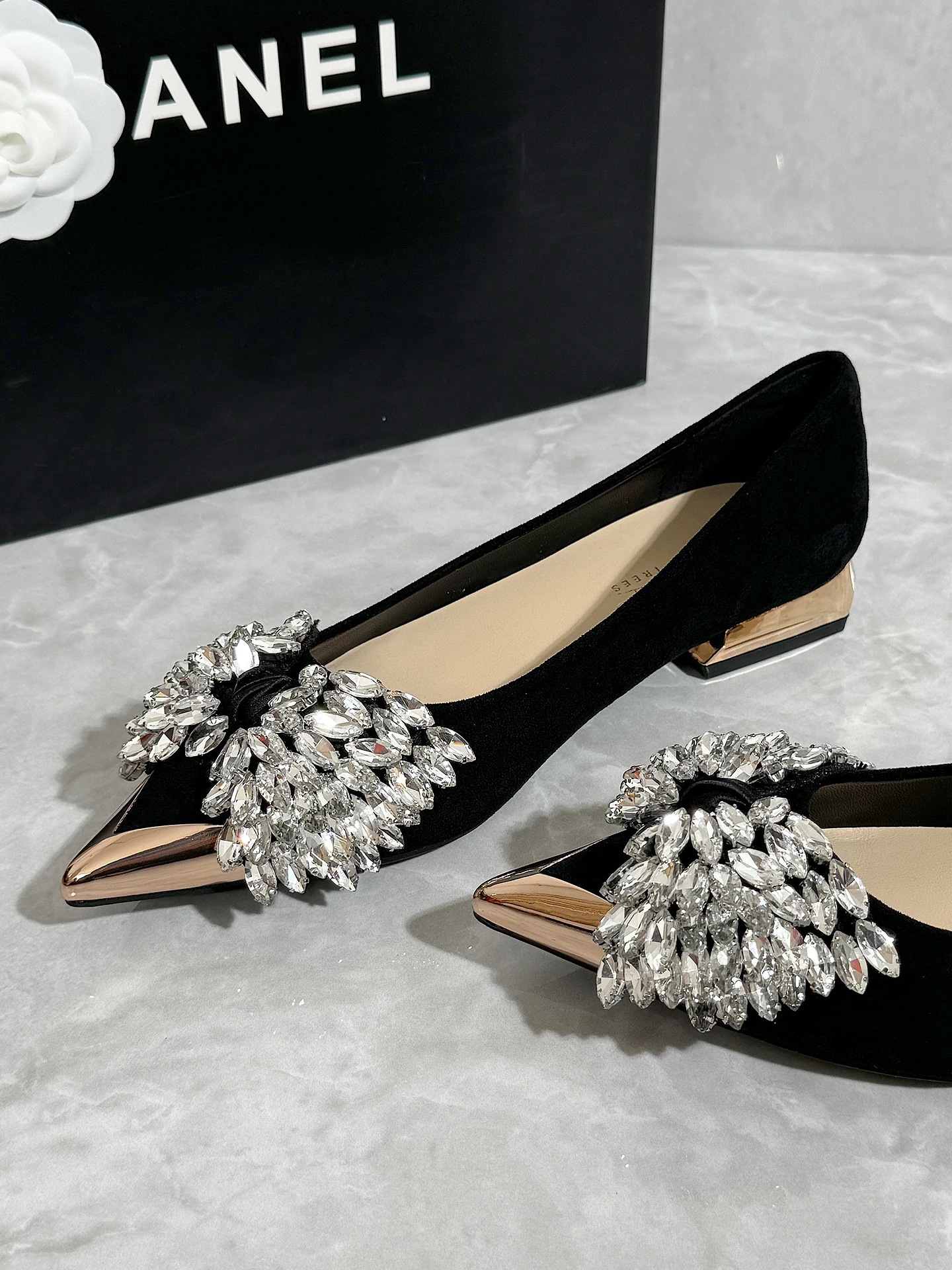 

Женские удобные корейские сандалии с металлическим узлом Single oes на низком каблуке с острым носком и мягкой подошвой