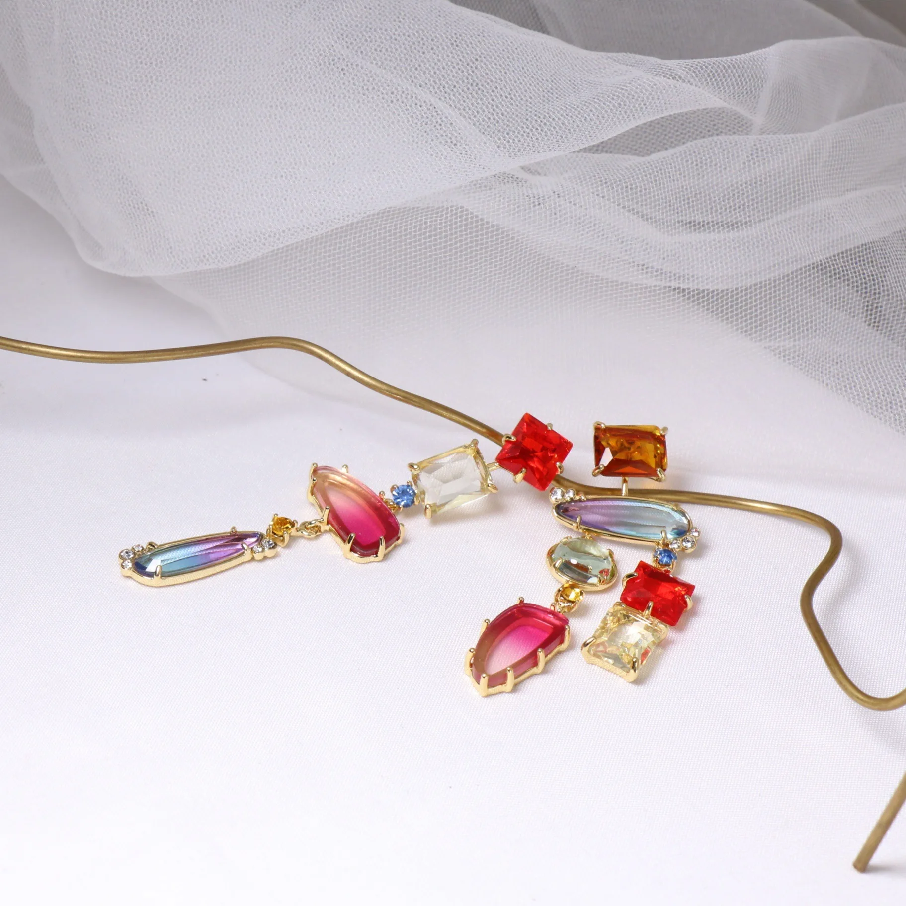 Classics Elegant Asymmetric Gradient Translucent Crystal Drop Earrings for Women Fashion Wedding Jewelry Accessories Gifts