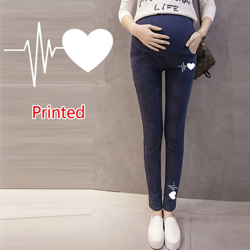 

Стираные эластичные джинсовые брюки для беременных с принтом LOVEОсенне-весенние узкие джинсы-карандаш для беременных женщин Брюки для беременных